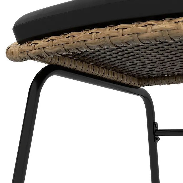 Outsunny Loungemöbel-Set mit Tisch - 3 -tlg., Legierter Stahl, PE-Rattan, Polyester, 2x Stuhl, 1x Tisch, 2x Sitzkissen, 1x Handbuch, Gelb - Nahaufnahme eines Barhockers mit schwarzem Kissen, natürlicher geflochtener Sitzfläche und schwarzem Metallgestell.