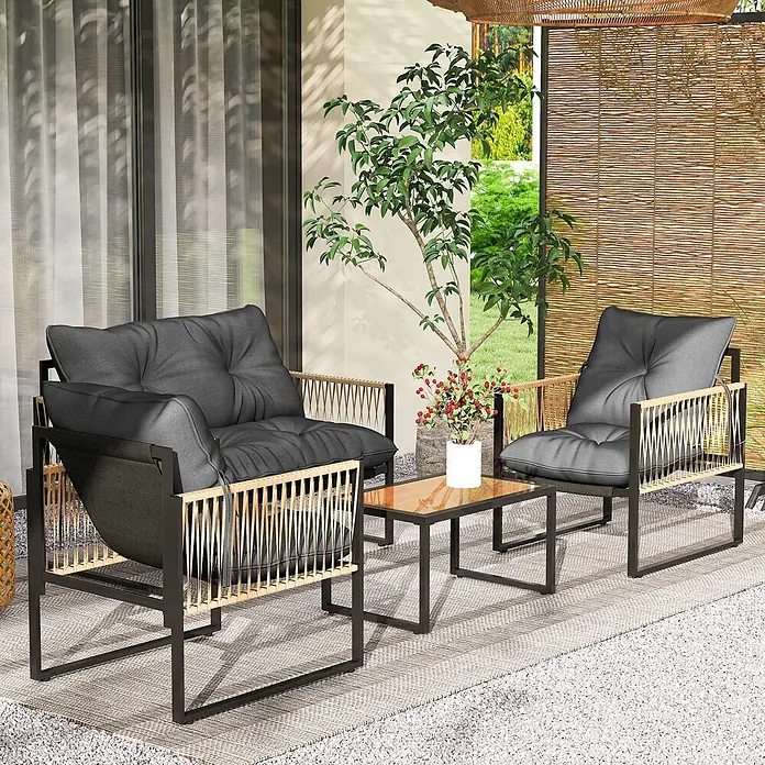 Outsunny Loungemöbel-Set - 4 -tlg., PE-Rattan, Polyester, 2x Stuhl, 1x Sofa, 1x Tisch, 3x Sitzkissen, Dunkelgrau - Outdoor-Sitzgruppe mit schwarzen Metallrahmen, naturfarbenen Geflechtdetails und dunkelgrauen Kissen, bestehend aus Zweisitzer, Sessel und Couchtisch.