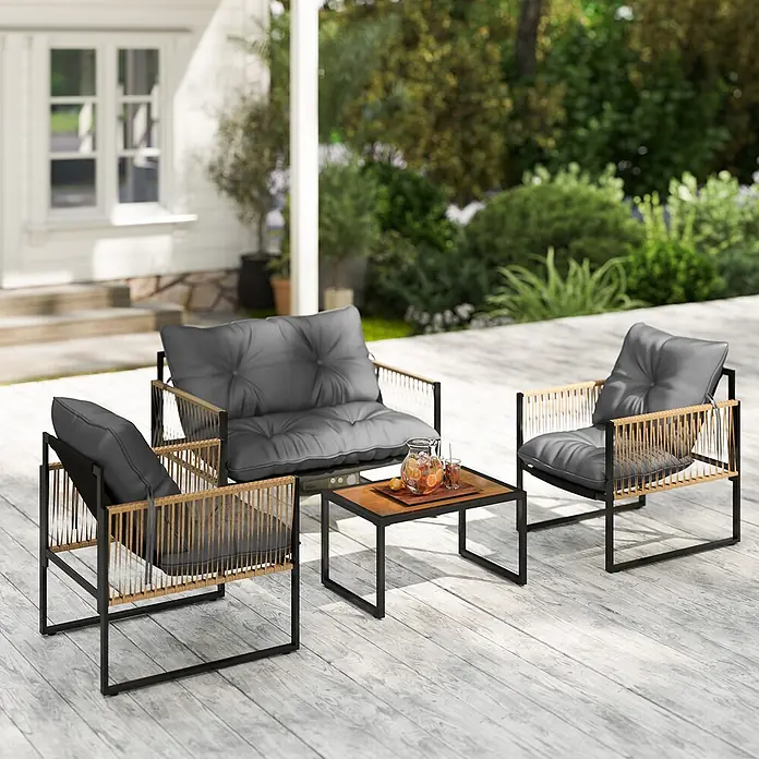 Outsunny Loungemöbel-Set - 4 -tlg., PE-Rattan, Polyester, 2x Stuhl, 1x Sofa, 1x Tisch, 3x Sitzkissen, Dunkelgrau - Outdoor-Sitzgruppe: zwei Sessel, Zweisitzer, Couchtisch. Mit schwarzem Metall, Naturseil und dunkelgrauen Kissen auf einer Holzterrasse.