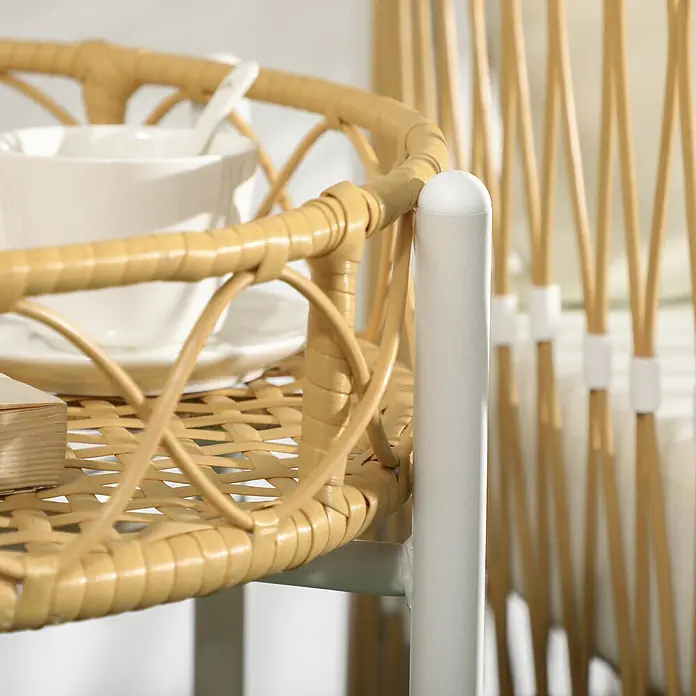 Outsunny Loungemöbel-Set mit Tisch - 3 -tlg., PE-Rattan, Polyester, legierter Stahl, 2x Stühle, 1x Tisch, 2x Sitzkissen, 2x Rückenkissen, 1x Handbuch, Gelb - Nahaufnahme eines natürlichen Rattangestells mit einer weißen Tasse, gestützt von einem weißen Metallrahmen.