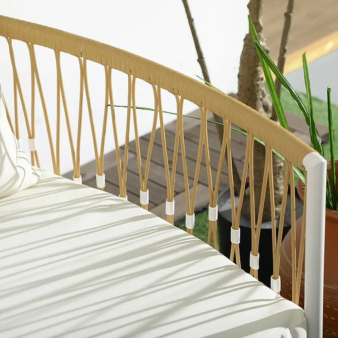 Outsunny Loungemöbel-Set mit Tisch - 3 -tlg., PE-Rattan, Polyester, legierter Stahl, 2x Stühle, 1x Tisch, 2x Sitzkissen, 2x Rückenkissen, 1x Handbuch, Gelb - Outdoor-Sofa mit weißem Polster und hellbrauner Rattan-Rückenlehne.