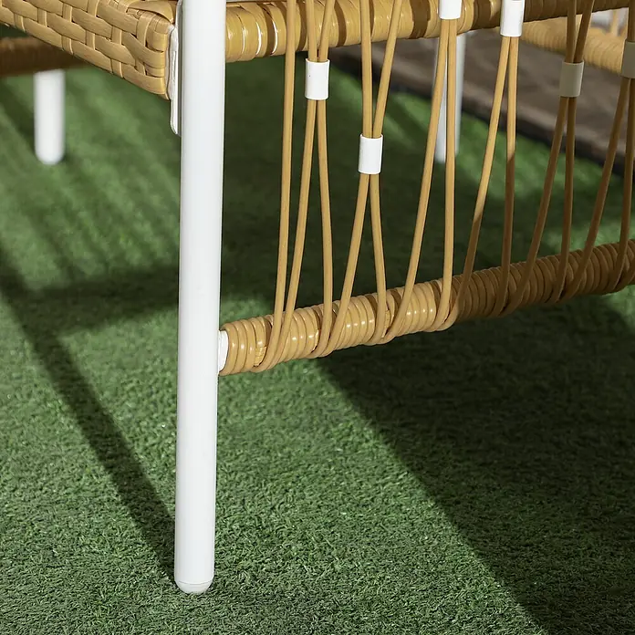 Outsunny Loungemöbel-Set mit Tisch - 3 -tlg., PE-Rattan, Polyester, legierter Stahl, 2x Stühle, 1x Tisch, 2x Sitzkissen, 2x Rückenkissen, 1x Handbuch, Gelb - Möbeldetail: weiße Metallbeine, hellbraunes Flechtwerk und vertikale Stränge, gesichert mit weißen Abstandshaltern über einem gewickelten Unterteil.