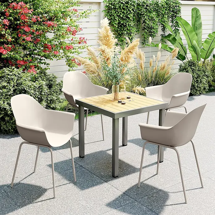 Outsunny Gartenstuhl-Set - 4 Stk., Stahl, Kunststoff, Grau - Ein Outdoor-Esstischset mit einem quadratischen Tisch aus Holz und grauem Metall und vier hellbeigen Plastikstühlen auf einer Terrasse.