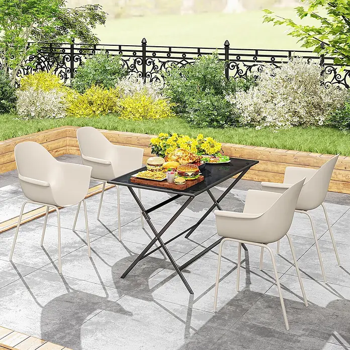 Outsunny Gartenstuhl-Set - 4 Stk., Stahl, Kunststoff, Grau - Outdoor-Essgruppe mit schwarzem Tisch und vier beigen Stühlen auf einer Terrasse, mit Essen in einem Gartenambiente.