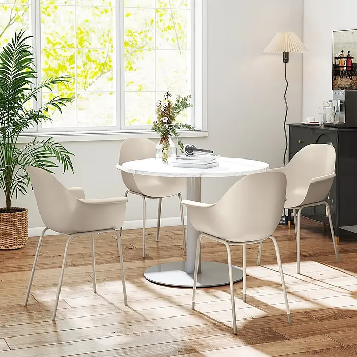 Outsunny Gartenstuhl-Set - 4 Stk., Stahl, Kunststoff, Grau - Vier hellbeige Esszimmerstühle mit Metallbeinen umgeben einen weißen Tisch mit Marmoroptik in einem sonnigen Raum.
