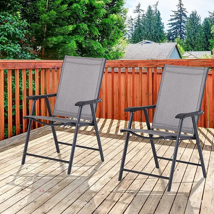 Outsunny Gartenstuhl-Set - 2 Stk., 70%PVC/30%Polyester, Klappbar, Grau, B x T x H: 64 x 64 x 94 cm - Zwei dunkelgraue Netz-Klappstühle mit schwarzen Gestellen stehen auf einer Holzterrasse für den Außenbereich bereit.