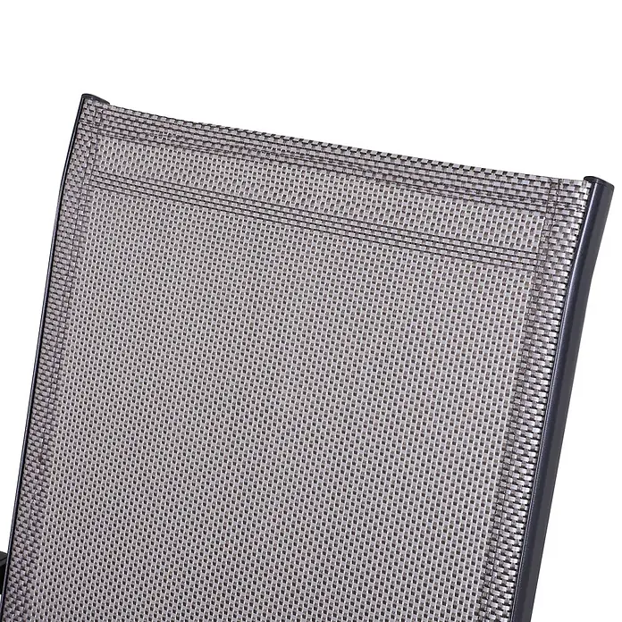 Outsunny Gartenstuhl-Set - 2 Stk., 70%PVC/30%Polyester, Klappbar, Grau, B x T x H: 64 x 64 x 94 cm - Nahaufnahme einer Stuhllehne aus gewebtem grau-braunem Netzstoff mit dunklem Rand.