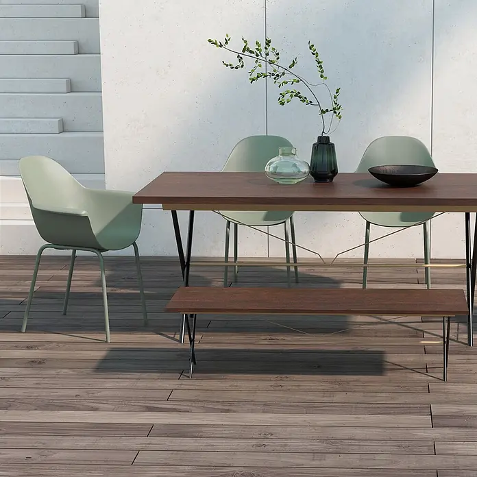 Outsunny Gartenstuhl-Set - 4 Stk., Stahl, Kunststoff, Grün, B x T x H: 55 x 55 x 84 cm - Outdoor-Essgruppe: ein dunkelbrauner Holztisch und eine Bank mit drei hellgrünen Stühlen auf einer Holzterrasse.