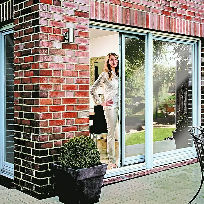 D-c-fix Spiegel-Sichtschutzfolie - 150 x 90 cm, Spiegeleffekt, Selbstklebend - Eine moderne Schiebetür mit großzügigen Glasflächen, die den Innenraum mit dem Garten verbindet und für viel Tageslicht sorgt.