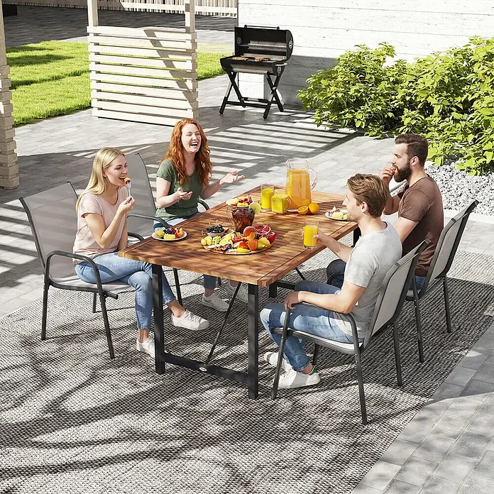 Outsunny Gartenstuhl-Set - 4 Stk., 100% Netzstoff, Stapelbar, Hellgrau - Esstisch aus Holz mit grauen Stühlen für den Außenbereich, von vier Personen auf einer Terrasse genutzt.
