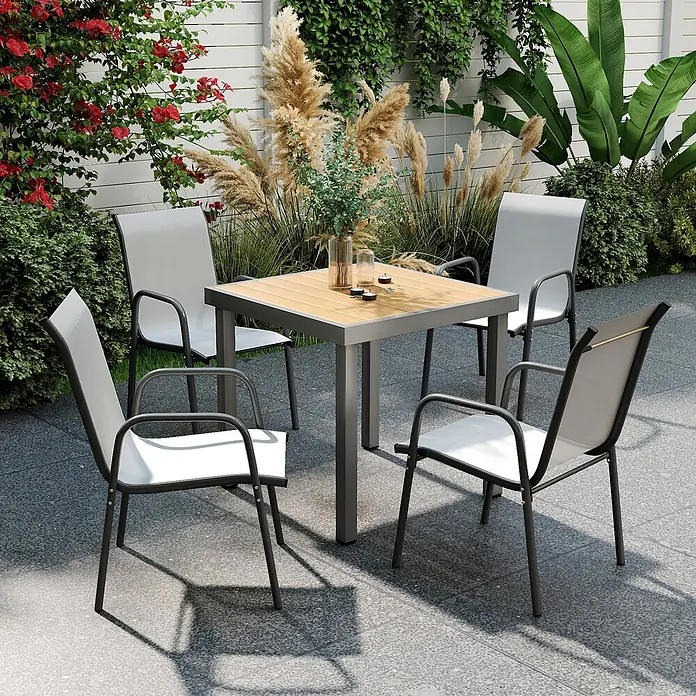 Outsunny Gartenstuhl-Set - 4 Stk., 100% Netzstoff, Stapelbar, Hellgrau - Gartensitzgruppe: quadratischer Tisch mit Holzplatte, vier hellgraue Stoffstühle mit dunkelgrauen Metallgestellen, auf einer gefliesten Terrasse.