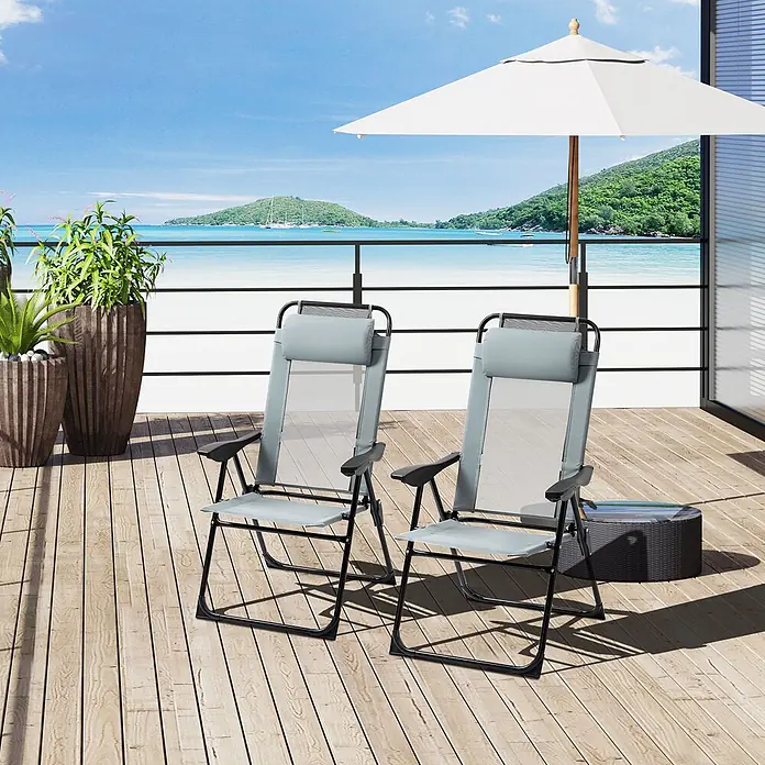 Outsunny Gartenstuhl-Set - 2 Stk., Oxfordstoff, Klappbar, Grau, B x T x H: 70 x 70 x 109 cm - Zwei hellgraue Klappstühle mit Kopfstützen auf einer Holzterrasse, ideal zur Entspannung im Freien.