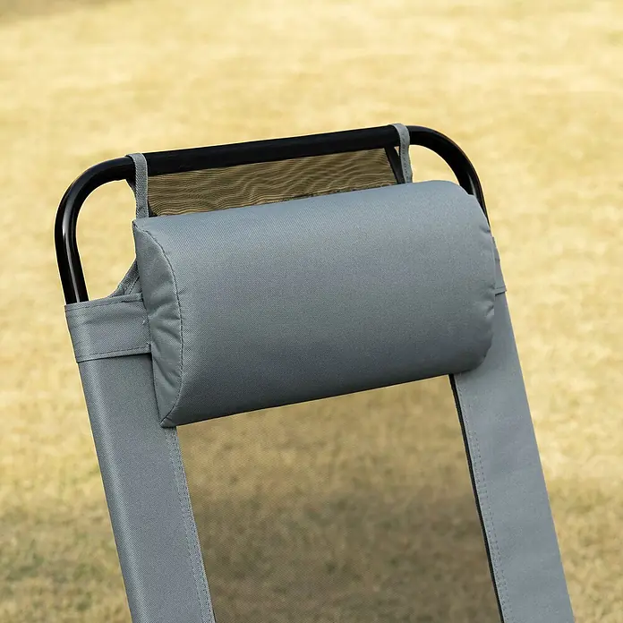 Outsunny Gartenstuhl-Set - 2 Stk., Oxfordstoff, Klappbar, Grau, B x T x H: 70 x 70 x 109 cm - Graues Kopfkissen an einem schwarzen Metallrahmen und grauen Netzstoff eines Outdoor-Stuhls befestigt.