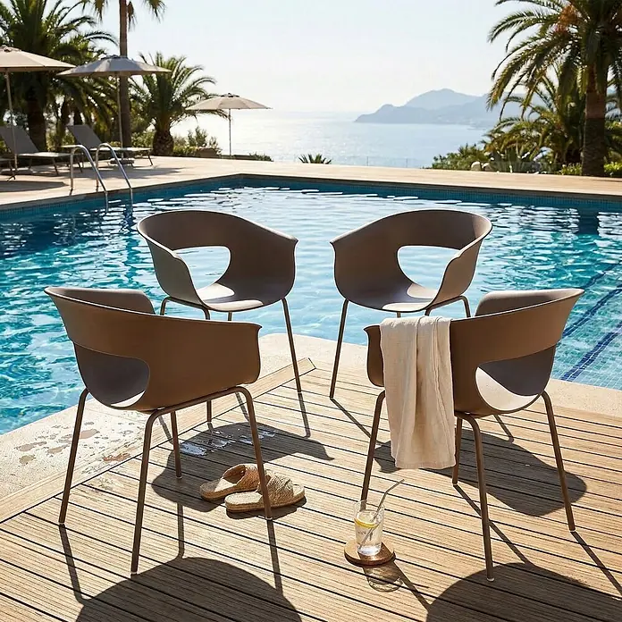 Outsunny Gartenstuhl-Set - 4 Stk., Metall, Kunststoff, Kaffee, B x T x H: 51 x 51 x 74 cm - Vier braune Outdoor-Stühle mit Metallbeinen auf einer Poolterrasse mit Meerblick.