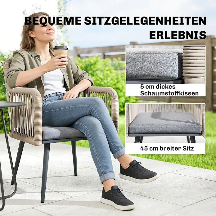 Outsunny Gartenstuhl-Set - 2 Stk., Stahl; PE-Rattan (Polyethylen-Geflecht, witterungsbeständig), Hellgrau, B x T x H: 54 x 65 x 80 cm - Beige geflochtener Outdoor-Sessel mit bequemen grauen Kissen (5 cm dick, 45 cm breit Sitzfläche), auf einer Terrasse.