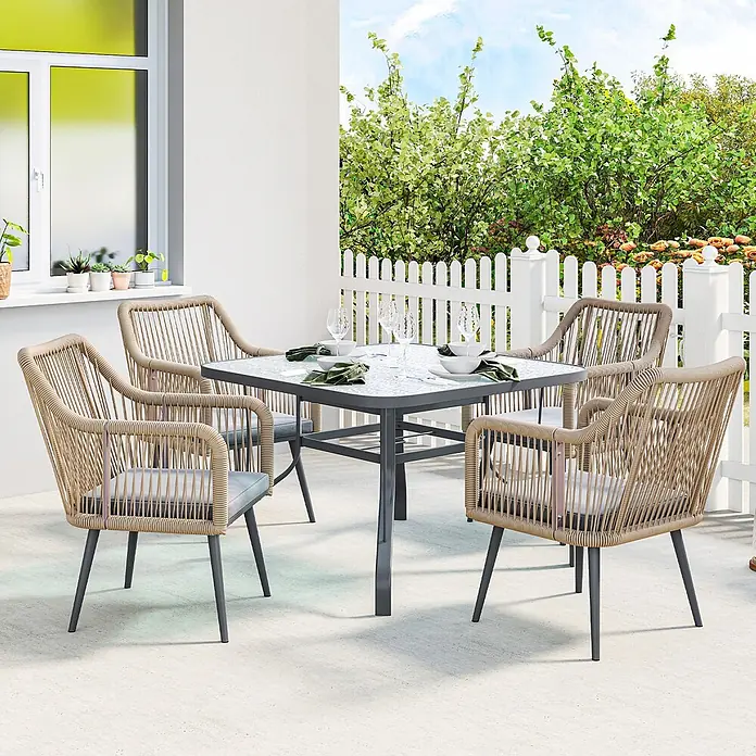 Outsunny Gartenstuhl-Set - 2 Stk., Stahl; PE-Rattan (Polyethylen-Geflecht, witterungsbeständig), Hellgrau, B x T x H: 54 x 65 x 80 cm - Eine Outdoor-Essgruppe mit einem quadratischen grauen Tisch und vier beigen Korbstühlen mit grauen Kissen auf einer Terrasse.