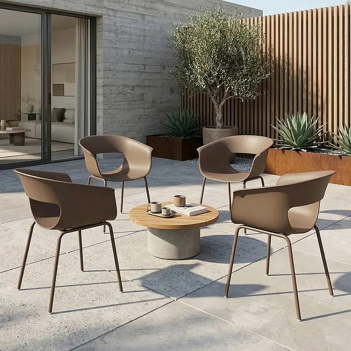 Outsunny Gartenstuhl-Set - 4 Stk., Metall, Kunststoff, Kaffee, B x T x H: 51 x 51 x 74 cm - Vier moderne braune Outdoor-Stühle mit Metallbeinen um einen Holztisch auf einer Terrasse.