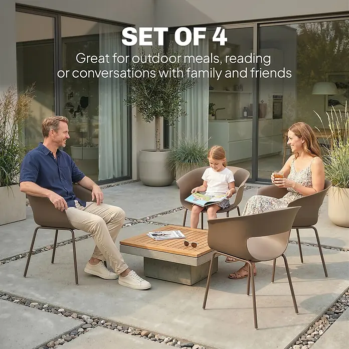 Outsunny Gartenstuhl-Set - 4 Stk., Metall, Kunststoff, Kaffee, B x T x H: 51 x 51 x 74 cm - Set aus 4 beigefarbenen Outdoor-Stühlen mit Metallbeinen, von Familie auf Terrasse mit Kaffeetisch genutzt.