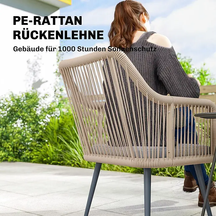 Outsunny Gartenstuhl-Set - 2 Stk., Stahl; PE-Rattan (Polyethylen-Geflecht, witterungsbeständig), Hellgrau, B x T x H: 54 x 65 x 80 cm - Eine Person sitzt in einem beigen PE-Rattan-Gartenstuhl mit dunkelgrauen Beinen auf einer Terrasse.
