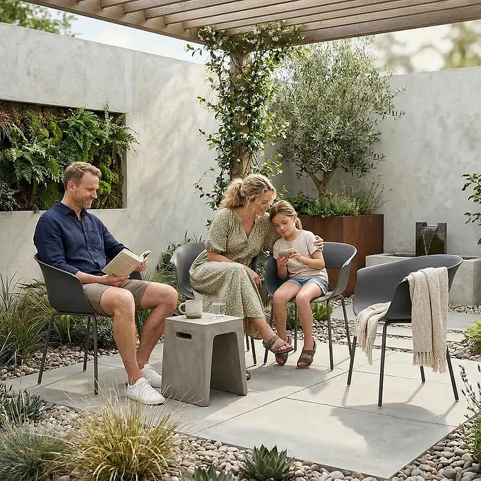Outsunny Gartenstuhl-Set - 4 Stk., Metall, Kunststoff, Dunkelgrau - Dunkelgraue Outdoor-Stühle und ein Betonbeistelltisch, von einer Familie auf einer modernen Terrasse genutzt.