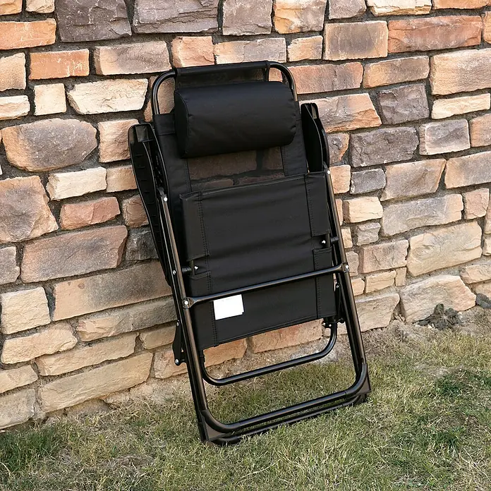 Outsunny Gartenstuhl-Set - 2 Stk., Oxfordstoff, Klappbar, Schwarz, B x T x H: 70 x 70 x 109 cm - Schwarzer klappbarer Outdoor-Liegestuhl, kompakt und zusammengeklappt, an eine Steinmauer gelehnt.