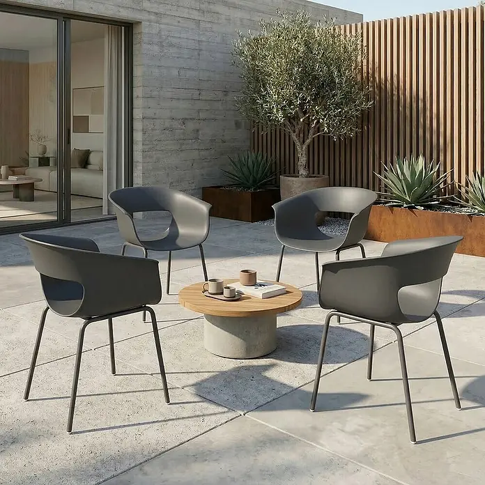 Outsunny Gartenstuhl-Set - 4 Stk., Metall, Kunststoff, Dunkelgrau - Vier dunkelgraue Outdoor-Stühle und ein runder Holztisch auf einer modernen Terrasse.