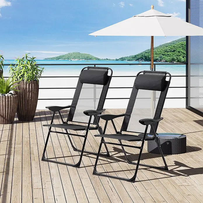 Outsunny Gartenstuhl-Set - 2 Stk., Oxfordstoff, Klappbar, Schwarz, B x T x H: 70 x 70 x 109 cm - Zwei schwarze verstellbare Outdoor-Sessel mit Kopfstützen auf einer Holzterrasse mit Meerblick.
