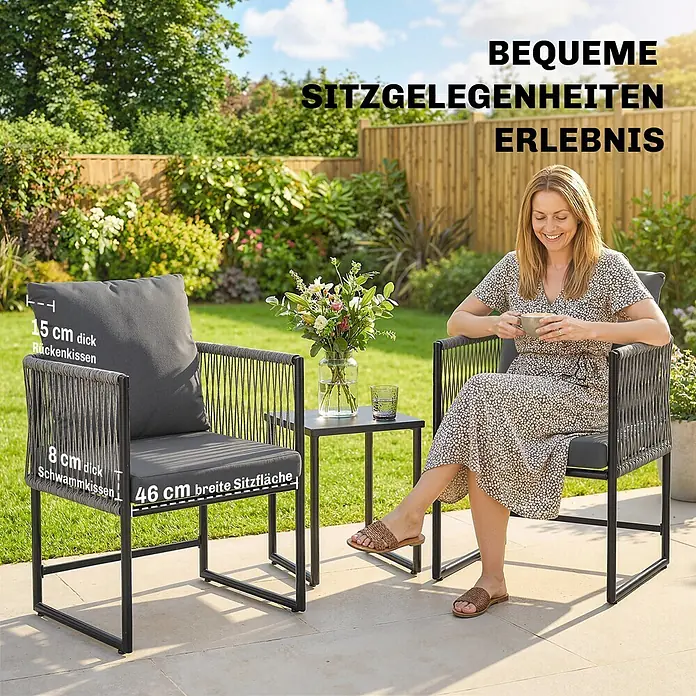 Outsunny Gartenstuhl-Set - 2 Stk., Stahl, PE-Rattan, Dunkelgrau - Dunkelgraue Outdoor-Lounge-Sitzgruppe mit zwei geflochtenen Stühlen, dicken Kissen und Beistelltisch, im Garten von einer Frau genutzt.
