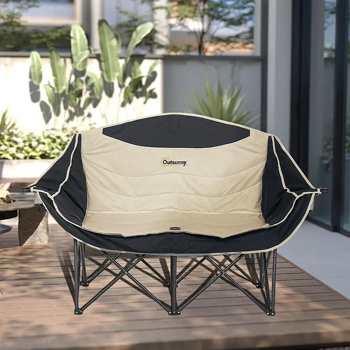 Outsunny Campingstuhl - 210g/m² 600D Oxford-Gewebe, Metall, Klappbar, Khaki - Beige-schwarzer Outsunny Doppel-Faltstuhl auf einer Holzterrasse.