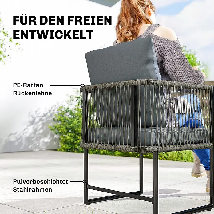 Outsunny Gartenstuhl-Set - 2 Stk., Stahl, PE-Rattan, Dunkelgrau - Outdoor-Lounge-Sessel mit dunkelgrauer PE-Rattan-Rückenlehne, dunkelgrauen Kissen und pulverbeschichtetem Stahlrahmen, eine Person sitzt darin.