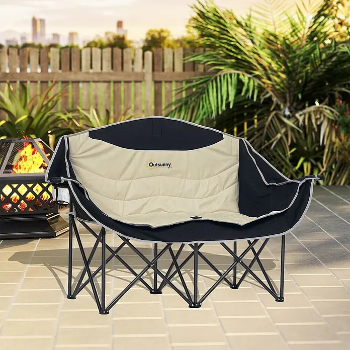 Outsunny Campingstuhl - 210g/m² 600D Oxford-Gewebe, Metall, Klappbar, Khaki - Schwarz-beiger Outsunny Klapp-Camping-Doppelsitz mit Becherhalter auf Terrasse neben Feuerstelle.