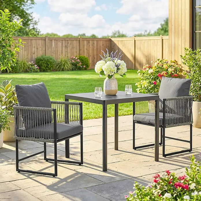 Outsunny Gartenstuhl-Set - 2 Stk., Stahl, PE-Rattan, Dunkelgrau - Dunkelgraues Outdoor-Bistro-Set mit Seil-Stühlen und quadratischem Tisch auf einer Terrasse, einsatzbereit.