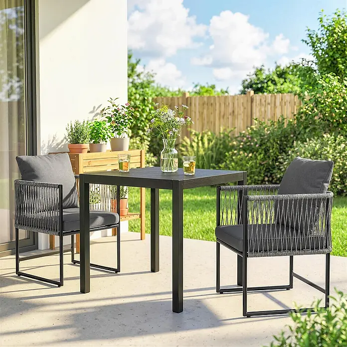 Outsunny Gartenstuhl-Set - 2 Stk., Stahl, PE-Rattan, Dunkelgrau - Dunkelgraues Outdoor-Essset mit quadratischem Tisch und zwei Stühlen mit geflochtenen Seildetails und Kissen auf einer Terrasse.