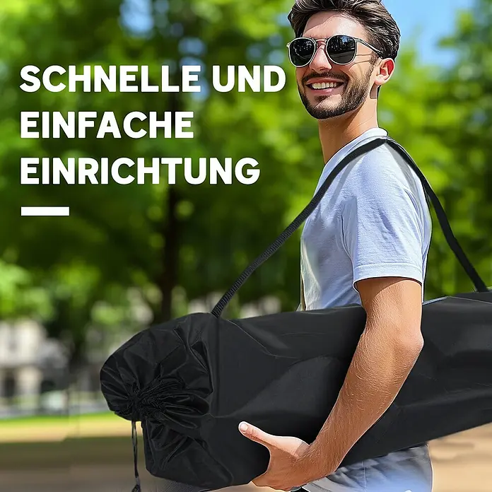 Outsunny Campingstuhl - Metall, Oxfordstoff, Klappbar, Blau - Lächelnder Mann trägt eine schwarze Transporttasche aus Stoff mit Schultergurt im Freien.