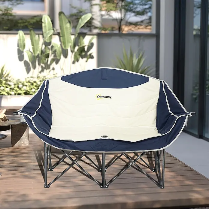 Outsunny Campingstuhl - Metall, Oxfordstoff, Klappbar, Blau - Marineblauer und cremefarbener Outsunny Klapp-Doppel-Campingstuhl auf Holzterrasse im Freien.