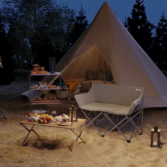 Outsunny Campingstuhl - Baumwolle, pulverbeschichtetes Metall, 600D Oxford-PE-Gewebe, Klappbar, Grau - Nächtliche Campingszene mit geräumigem beigen Zelt, hellgrauem faltbarem Doppel-Campingstuhl und Holztisch mit Speisen.