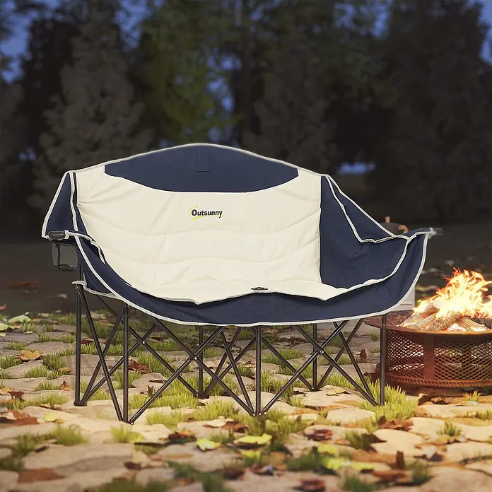 Outsunny Campingstuhl - Metall, Oxfordstoff, Klappbar, Blau - Gepolsterter blau-beiger faltbarer Doppel-Campingstuhl mit Becherhalter, draußen am Lagerfeuer.