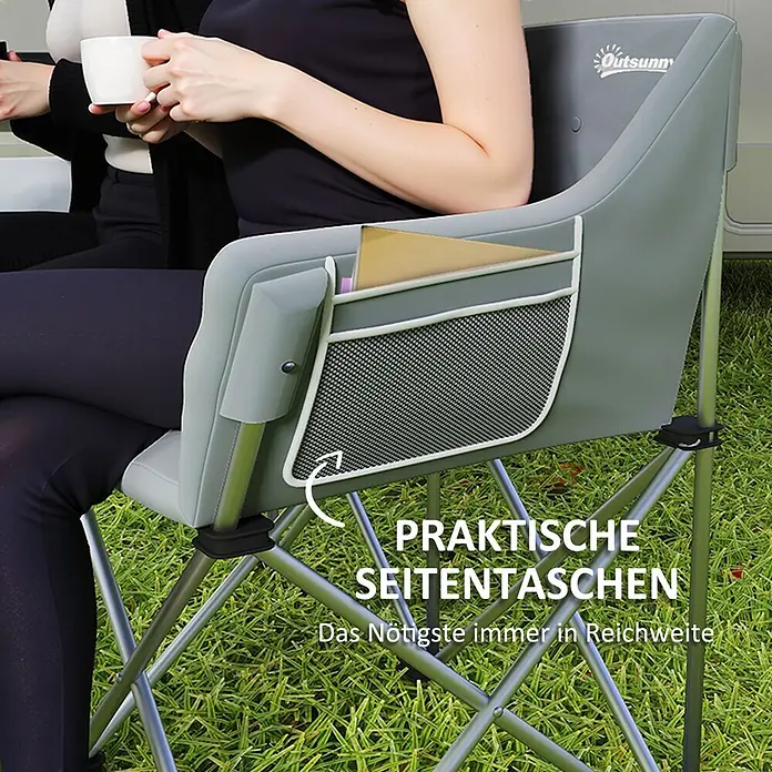 Outsunny Campingstuhl - Baumwolle, pulverbeschichtetes Metall, 600D Oxford-PE-Gewebe, Klappbar, Grau - Grauer Campingstuhl mit praktischen Netztaschen an der Seite, von einer Person genutzt. Hält das Nötigste griffbereit.