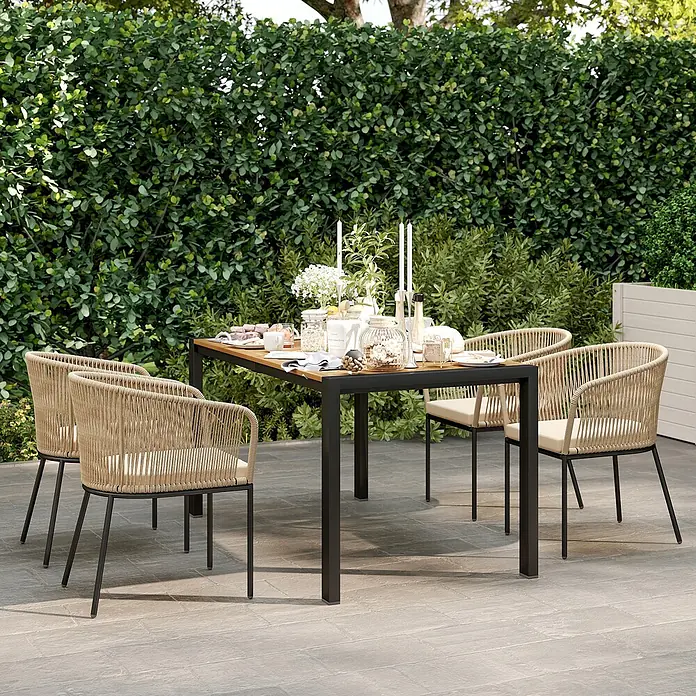 Outsunny Gartentisch-Set 4-tlg. mit waschbaren Kissen - Gesamtumfang: 5 -tlg., Akazienholz, Stahl, Polyester, Schaumstoff, PE-Rattan - Gartensitzgruppe: Holztisch mit schwarzen Beinen und vier Stühlen mit beigem Seil und Kissen, auf Terrasse zum Essen bereit.