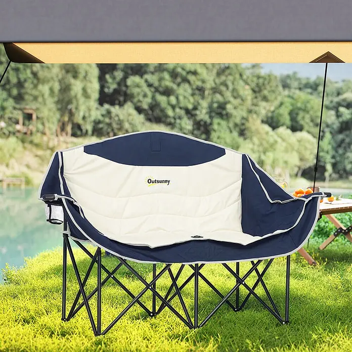 Outsunny Campingstuhl - Metall, Oxfordstoff, Klappbar, Blau - Marineblau-beige gepolsterter Klapp-Campingstuhl für zwei mit schwarzem Gestell und Becherhalter, draußen unter einer Markise.