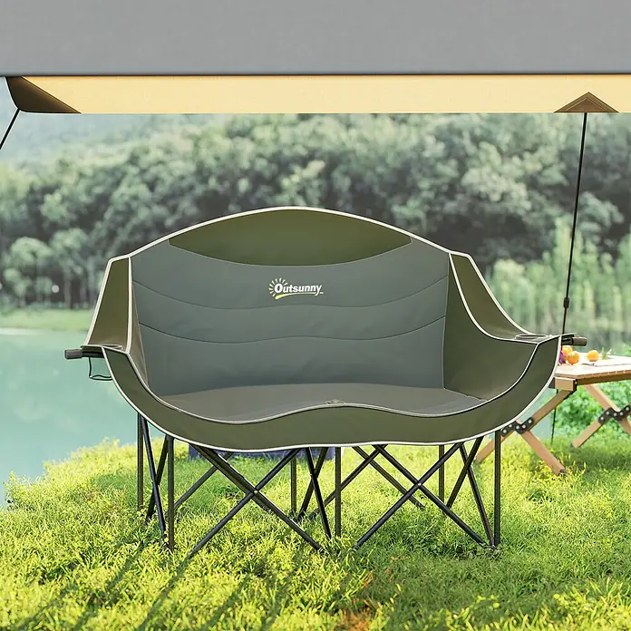 Outsunny Campingstuhl - Metall, Oxfordstoff, Klappbar, Grün - Olivgrüner Zweier-Campingstuhl mit Getränkehaltern, auf Gras am Seeufer platziert.