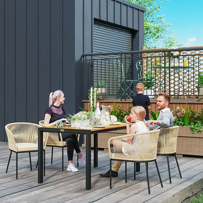 Outsunny Gartentisch-Set 4-tlg. mit waschbaren Kissen - Gesamtumfang: 5 -tlg., Akazienholz, Stahl, Polyester, Schaumstoff, PE-Rattan - Familie speist im Freien an einem rechteckigen Holztisch mit schwarzen Metallbeinen und hellen geflochtenen Stühlen.