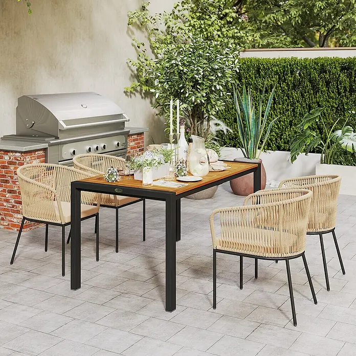 Outsunny Gartentisch-Set 4-tlg. mit waschbaren Kissen - Gesamtumfang: 5 -tlg., Akazienholz, Stahl, Polyester, Schaumstoff, PE-Rattan - Gartentischgruppe: Holztisch mit dunklen Beinen und helle geflochtene Stühle mit Kissen, auf einer Terrasse arrangiert.
