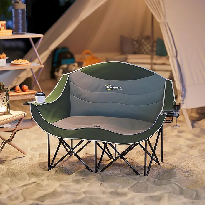 Outsunny Campingstuhl - Metall, Oxfordstoff, Klappbar, Grün - Dunkelgrüner und grauer klappbarer Zweisitzer-Campingstuhl mit Getränkehaltern auf Sand vor einem Zelt.