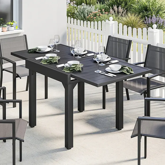 Outsunny Gartentisch - L x B x H: 160 x 80 x 75 cm, Aluminium, Stahl, Schwarz - Dunkelgrauer Ausziehtisch für den Außenbereich mit passenden Netzstühlen auf einer Terrasse.