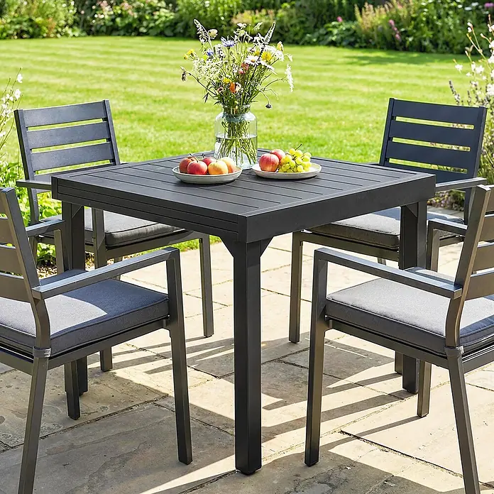 Outsunny Gartentisch - L x B x H: 160 x 80 x 75 cm, Aluminium, Stahl, Schwarz - Anthrazitfarbenes Gartenset mit quadratischem Tisch und vier gepolsterten Stühlen auf einer Terrasse im Garten.