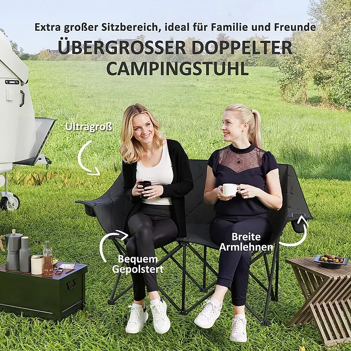 Outsunny Campingstuhl - 600D Oxford-Gewebe, Metall, Klappbar, Schwarz - Zwei Frauen sitzen bequem auf einem extragroßen, schwarzen, gepolsterten Doppel-Campingstuhl im Freien. Er hat breite Armlehnen und ist sehr geräumig.