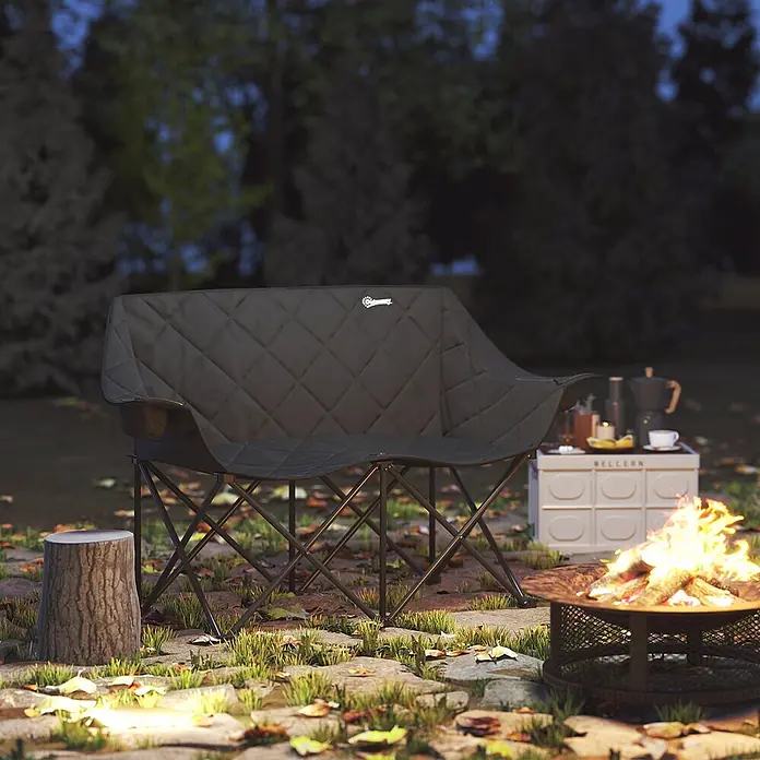 Outsunny Campingstuhl - 600D Oxford-Gewebe, Metall, Klappbar, Schwarz - Dunkelgrauer, gesteppter Klapp-Campingstuhl für zwei Personen im Freien am Lagerfeuer bei Nacht.