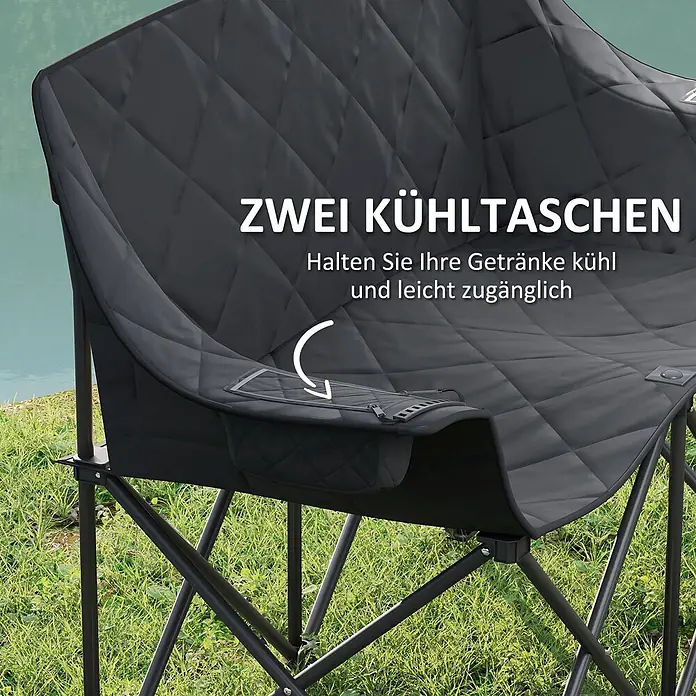Outsunny Campingstuhl - 600D Oxford-Gewebe, Metall, Klappbar, Schwarz - Dunkelgrauer, gesteppter Camping-Doppelsitz mit zwei integrierten Kühltaschen für Getränke, auf Gras am Wasser stehend.