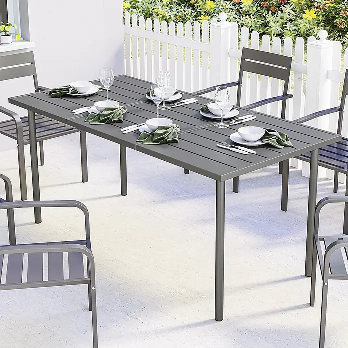 Outsunny Gartentisch - L x B x H: 165 x 80 x 74 cm, Metall, Stahl, Rechteckig, Dunkelgrau - Graues Metall-Esstisch- und Stuhlset für den Außenbereich auf einer Terrasse, bereit für eine Mahlzeit.